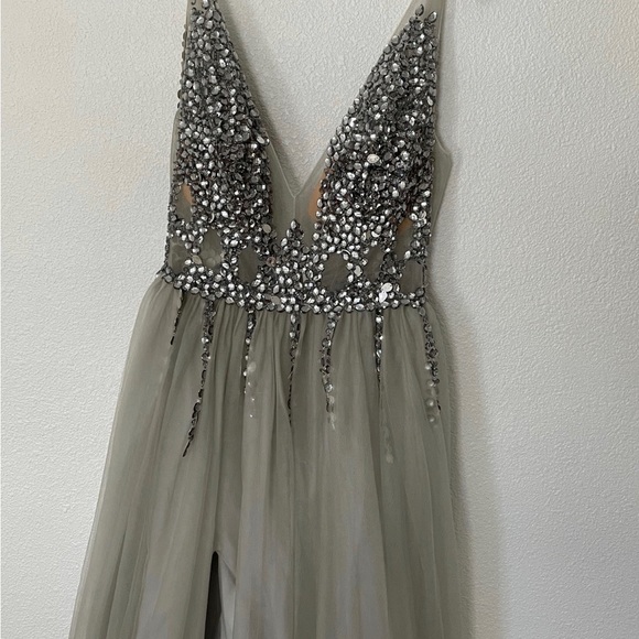 Beautiful formal grey dress - Picture 7 of 7